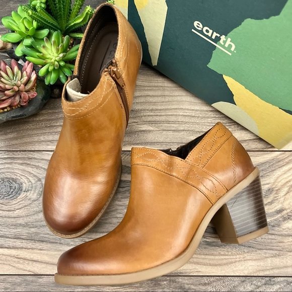 Earth Shoes - NIB Earth Lina Austin Notched Heeled Low Cut Leather Bootie Camel 9M